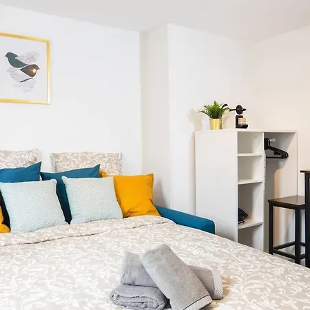 Studio Centre, Charles 3 Apartment